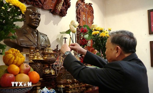 Líder político homenajea a Vo Nguyen Giap y Van Tien Dung, generales con gran contribución a la reunificación nacional   - ảnh 2