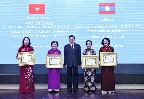 Chủ tịch nước Lương Cường và Tổng Bí thư, Chủ tịch nước Lào dự Lễ trao huân chương của Lào cho lãnh đạo cấp cao Việt Nam - ảnh 1