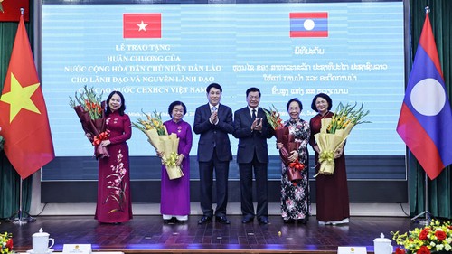 Chủ tịch nước Lương Cường và Tổng Bí thư, Chủ tịch nước Lào dự Lễ trao huân chương của Lào cho lãnh đạo cấp cao Việt Nam - ảnh 2