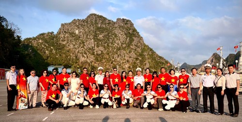 Kiều bào châu Âu trao tặng 100 triệu đồng động viên cán bộ, chiến sĩ Vùng 1 Hải quân - ảnh 6