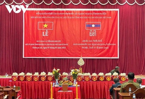 Bàn giao hài cốt liệt sĩ quân tình nguyện và chuyên gia Việt Nam hy sinh tại Nam Lào về nước - ảnh 2