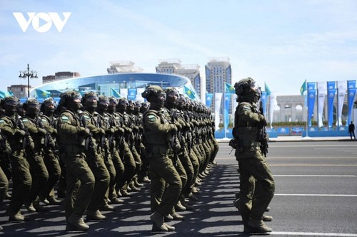 Tổng Bí thư Tô Lâm dự Lễ duyệt binh Kỷ niệm 80 năm Ngày Chiến thắng phát xít tại Kazakhstan  - ảnh 2