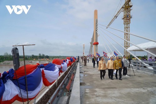 Hợp long cây cầu kết nối đường bộ ngắn nhất từ Thái Lan về Việt Nam - ảnh 2
