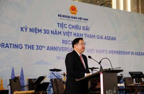 Việt Nam đến với ASEAN bằng tinh thần cầu thị, trách nhiệm, và cam kết gắn bó lâu dài - ảnh 2