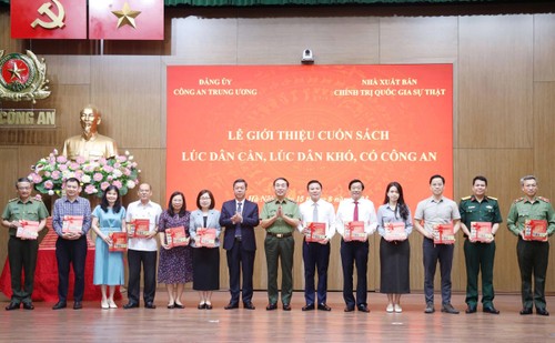Lễ ra mắt sách “Lúc dân cần, lúc dân khó, có công an” kỷ niệm 80 năm Ngày truyền thống Công an nhân dân - ảnh 2