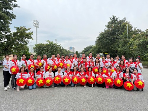 Khối kiều bào diễu hành mừng Quốc khánh: Khẳng định tinh thần đại đoàn kết toàn dân tộc - ảnh 2