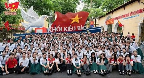 Khối kiều bào diễu hành mừng Quốc khánh: Khẳng định tinh thần đại đoàn kết toàn dân tộc - ảnh 3