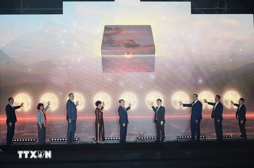 Festival Thu Hà Nội 2025 hút du khách với 150 gian hàng và loạt trải nghiệm mới - ảnh 1