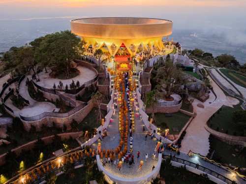 An vị tôn tượng Đức Phật Câu Na Hàm Mâu Ni trên đỉnh núi Bà Đen - ảnh 1