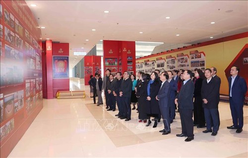 Trưng bày ảnh “Dưới cờ Đảng - Đất nước tiến vào kỷ nguyên mới“ - ảnh 1