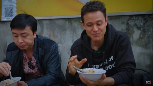 YouTube food star Mark Wiens reveals five must-eat dishes in Hanoi - ảnh 1