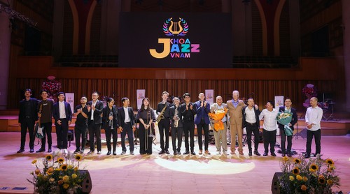 Beyond the stage: jazz guitarist’s dedication connects Vietnamese people with music - ảnh 5