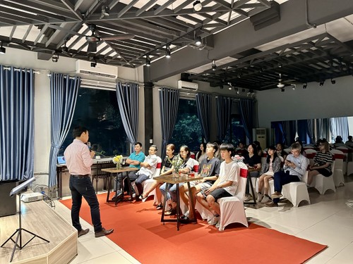 Beyond the stage: jazz guitarist’s dedication connects Vietnamese people with music - ảnh 7