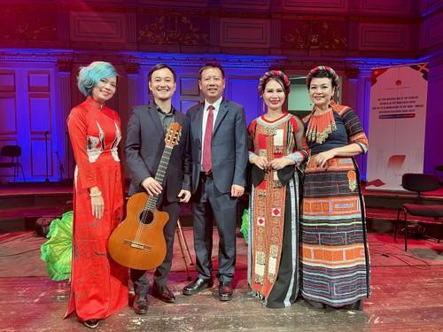 Beyond the stage: jazz guitarist’s dedication connects Vietnamese people with music - ảnh 1