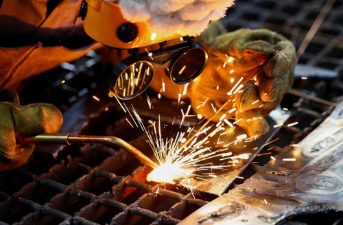 Trump to raise steel and aluminum tariffs on hundreds of goods - ảnh 1