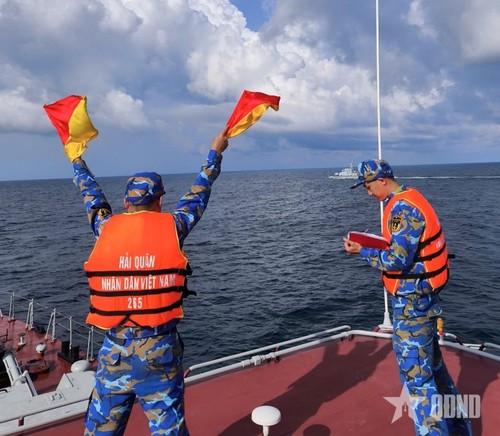 Vietnamese, Cambodian navies conduct 80th joint patrol - ảnh 1