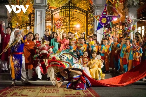 Vietnam’s Mid-Autumn celebration impresses foreign visitors - ảnh 1