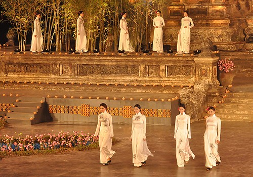 การเดินแบบชุดAo dai ภายใต้แนวคิด“ศิลปะจากดอกบัว" - ảnh 4