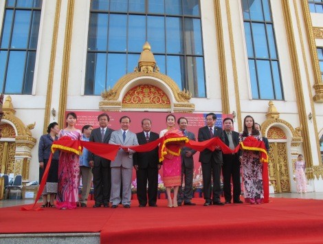 การเปิดงานนิทรรศการหนังสือเกี่ยวกับความสัมพันธ์มิตรภาพระหว่างเวียดนามกับลาว     - ảnh 1