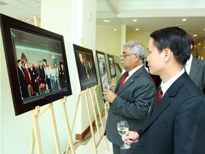 งานนิทรรศการภาพถ่าย “สานสัมพันธ์ฉันท์พี่น้องเวียดนาม-เวเนซุเอลา ประเทศเพื่อนมิตรตลอดกาล” - ảnh 1