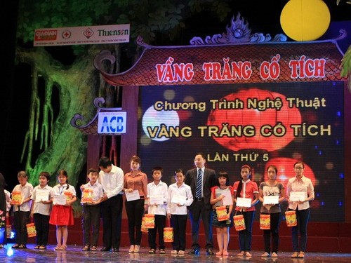 รายการดวงจันทร์แห่งเทพนิยายนำตรุษเต๊ตมาสู่เด็กยากจน - ảnh 1