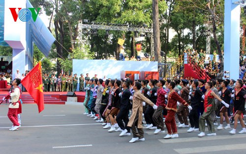 งานซ้อมใหญ่พิธีฉลองครบรอบ๔๐ปีวันปลดปล่อยภาคใต้และรวมประเทศเป็นเอกภาพที่นครโฮจิมินห์ - ảnh 13