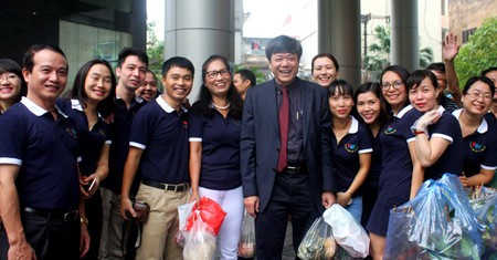 งานแสดงสินค้าเพื่อการกุศลในโอกาสฉลองครบรอบ๗๑ปีการก่อตั้งสถานีวิทยุเวียดนาม - ảnh 2