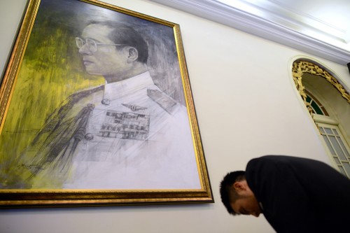 พิธีไว้อาลัยพระบาทสมเด็จพระเจ้าอยู่หัวภูมิพลอดุลยเดชในกรุงฮานอยและนครโฮจิมินห์ - ảnh 10