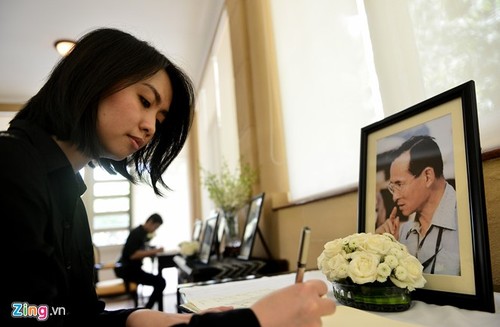 พิธีไว้อาลัยพระบาทสมเด็จพระเจ้าอยู่หัวภูมิพลอดุลยเดชในกรุงฮานอยและนครโฮจิมินห์ - ảnh 17