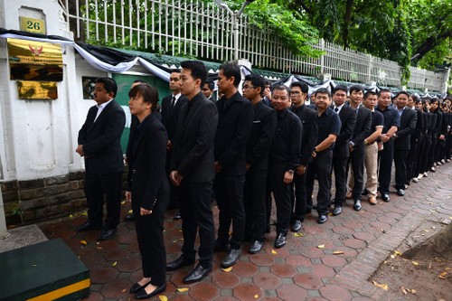 พิธีไว้อาลัยพระบาทสมเด็จพระเจ้าอยู่หัวภูมิพลอดุลยเดชในกรุงฮานอยและนครโฮจิมินห์ - ảnh 3