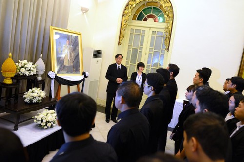 พิธีไว้อาลัยพระบาทสมเด็จพระเจ้าอยู่หัวภูมิพลอดุลยเดชในกรุงฮานอยและนครโฮจิมินห์ - ảnh 5