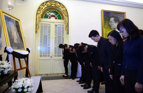 พิธีไว้อาลัยพระบาทสมเด็จพระเจ้าอยู่หัวภูมิพลอดุลยเดชในกรุงฮานอยและนครโฮจิมินห์ - ảnh 7