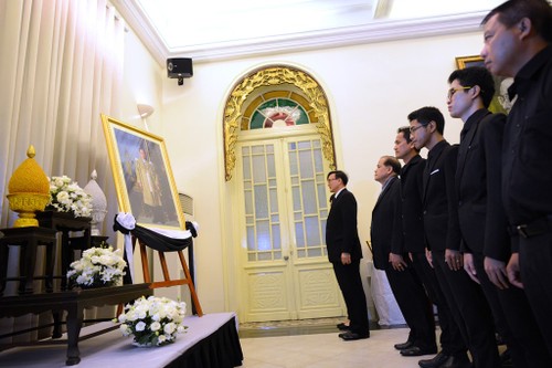 พิธีไว้อาลัยพระบาทสมเด็จพระเจ้าอยู่หัวภูมิพลอดุลยเดชในกรุงฮานอยและนครโฮจิมินห์ - ảnh 6