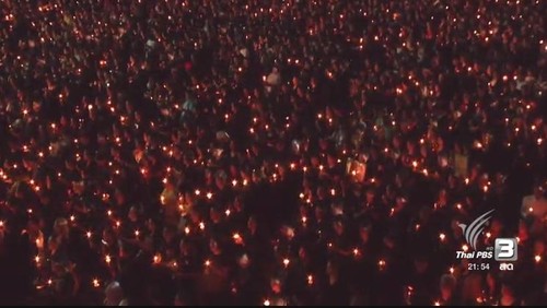 ภาพที่งดงาม ณ สนามหลวง ชาวไทยร่วมร้อง "เพลงสรรเสริญพระบารมี"  - ảnh 5