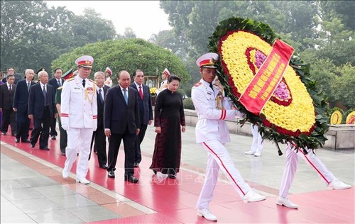 ผู้นำพรรคและรัฐวางพวงมาลาเพื่อรำลึกถึงทหารพลีชีพเพื่อชาติ - ảnh 1