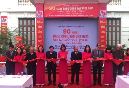 เปิดงานนิทรรศการ” 90ปีพรรคคอมมิวนิสต์เวียดนาม-นิมิตหมายทางประวัติศาสตร์”   - ảnh 1