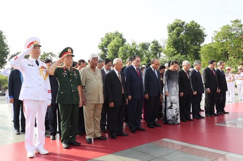 ผู้นำพรรค รัฐและแนวร่วมปิตุภูมิเข้าเคารพศพประธานโฮจิมินห์และวางพวงมาลาที่อนุสาวรีย์ทหารพลีชีพเพื่อชาติ  - ảnh 1