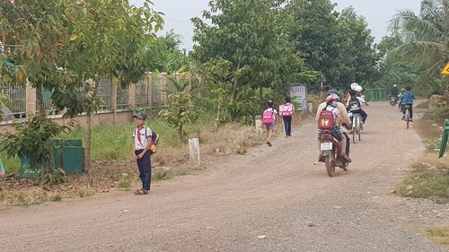 เกษตรกรลองอานบริจาคที่ดินเพื่อสนับสนุนการก่อสร้างถนนเชื่อมโยงระหว่างเขต - ảnh 2