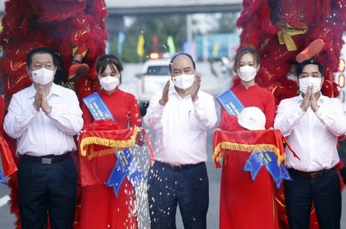 ประธานประเทศเข้าร่วมพิธีเปิดใช้ทางหลวงจุงเลือง-หมีถวน  - ảnh 1