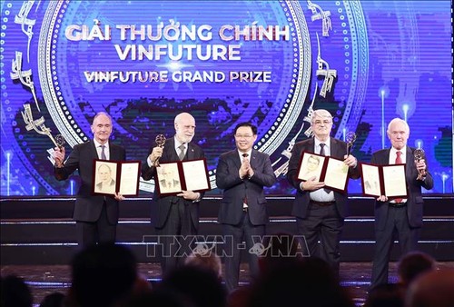 ประธานสภาแห่งชาติ เวืองดิ่งเหวะ เข้าร่วมพิธีมอบรางวัล VinFuture - ảnh 1