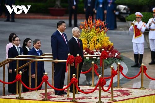 เลขาธิการใหญ่พรรคฯ เหงวียนฟู้จ่องเป็นประธานในพิธีต้อนรับเลขาธิการใหญ่พรรคฯ ประธานประเทศจีน สีจิ้นผิง - ảnh 1