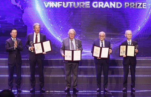 ประธานประเทศ หวอวันเถือง เข้าร่วมพิธีมอบรางวัล VinFuture  - ảnh 1