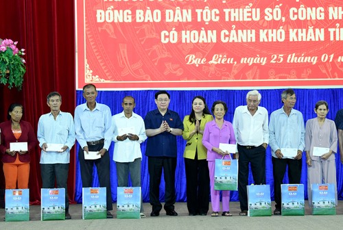 ประธานสภาแห่งชาติ เวืองดิ่งเหวะเยือนและมอบของขวัญตรุษเต๊ตในจังหวัดบากเลียว - ảnh 1