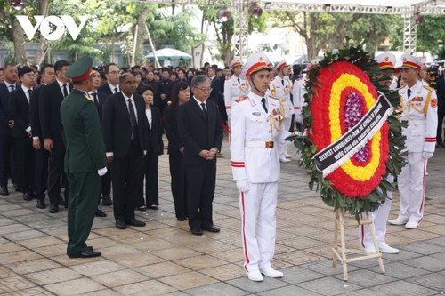 คณะผู้แทนหลายประเทศเข้าเคารพศพเลขาธิการใหญ่พรรค เหงวียนฟู้จ่อง ณ กรุงฮานอย - ảnh 6