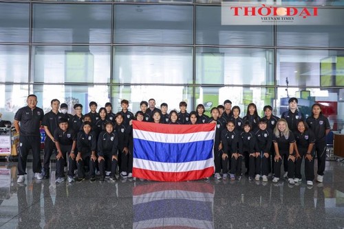 ทีมฟุตบอลหญิงยู 17 ของไทยถึงเวียดนามเพื่อเข้าร่วมการแข่งขันฟุตบอลกระชับมิตร - ảnh 1
