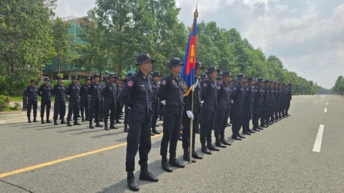 กองทัพกัมพูชาและลาวฝึกขบวนพาเหรดที่จังหวัดบิ่งเยือง - ảnh 3