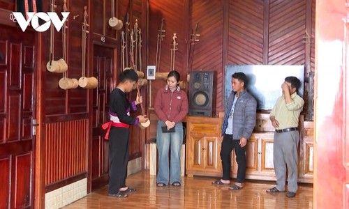 การท่องเที่ยวชุมชนสร้างฐานะที่มั่นคงให้แก่ประชาชนชนกลุ่มน้อยในจังหวัดลายโจว์  - ảnh 2