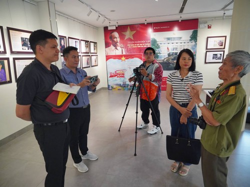 คณะสื่อไทยรายงานข่าวเกี่ยวกับภาพลักษณ์ด้านอุตสาหกรรม ประวัติศาสตร์ และสังคมเวียดนาม  - ảnh 2