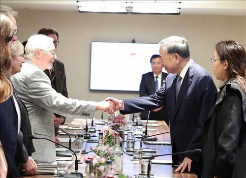 เลขาธิการใหญ่พรรค โตเลิม พบปะกับผู้นำรัฐสภาอังกฤษและพรรคคอมมิวนิสต์อังกฤษ - ảnh 2