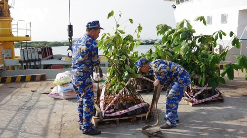 กองเรือ 129 เยือนและอวยพรตรุษเต๊ตประชาชนในเขตพิเศษเจื่องซา  - ảnh 1